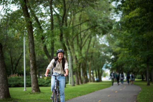Fille en vélo
