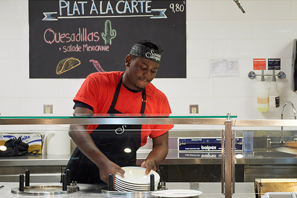 Étudiant travaillant à la cafétéria