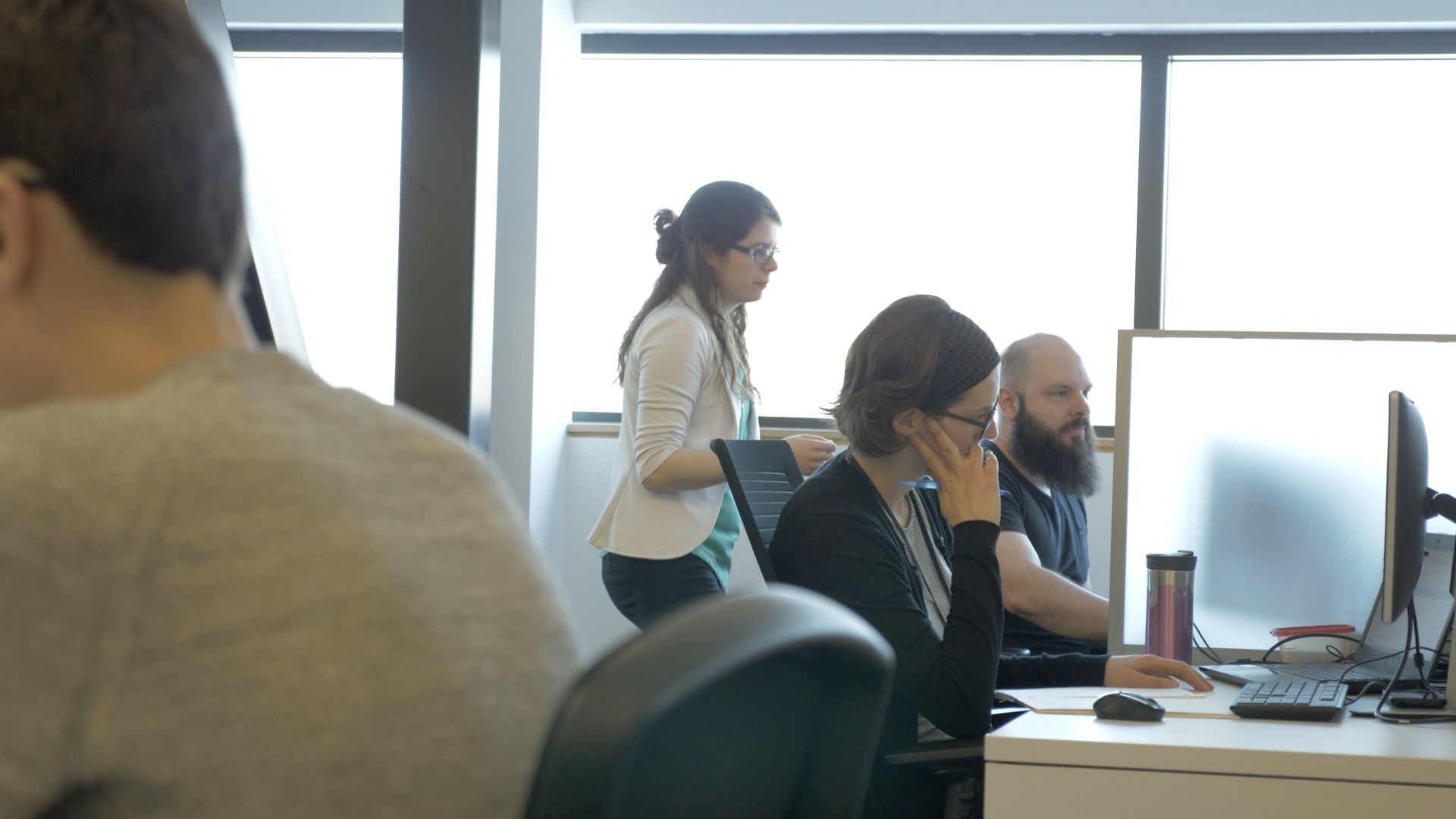 groupe de personnes qui travaillent à l'ordinateur