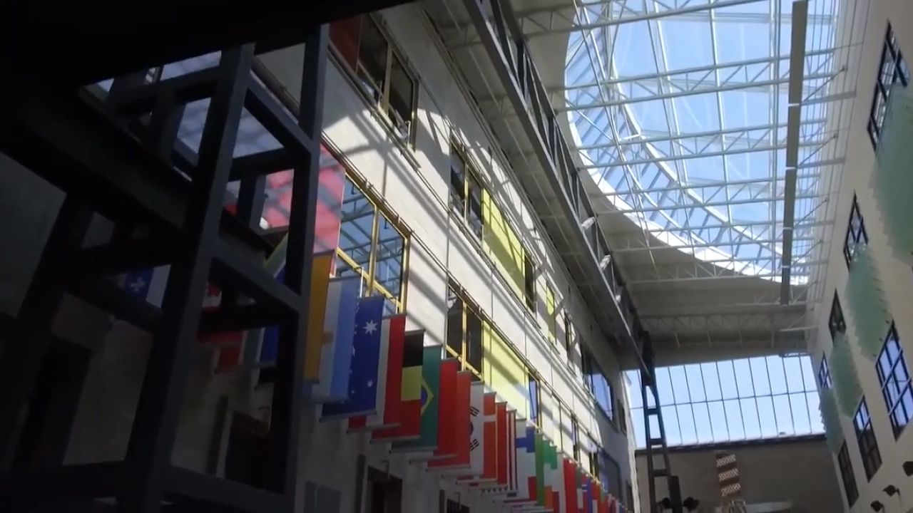 Intérieur d'un pavillon avec des drapeaux