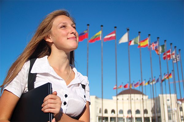 Étudiante devant des drapeaux