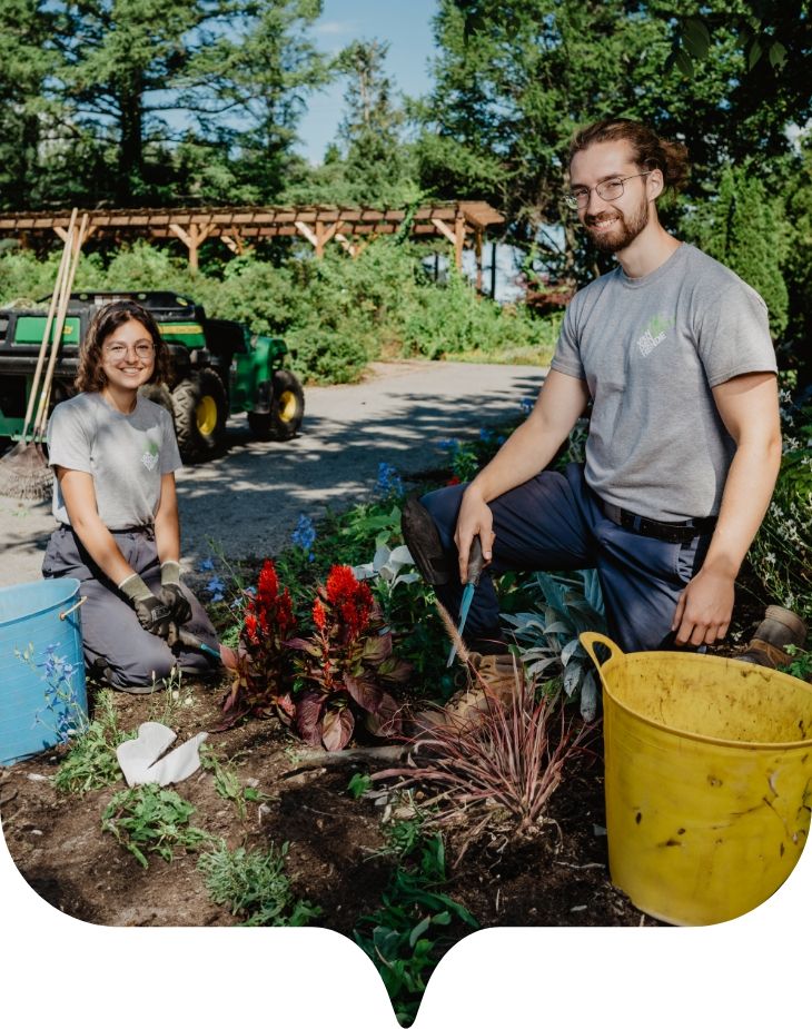 étudiante et étudiant jardinant