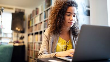 personne qui travaille à l'ordinateur
