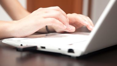Mains qui tapent à l'ordinateur