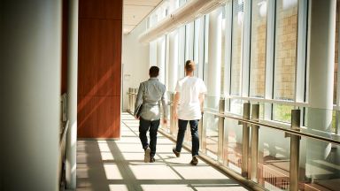 Deux étudiants qui marchent dans un corridor