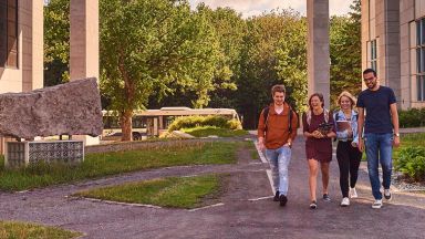 Groupe d'étudiants et d'étudiantes qui marchent sur le campus