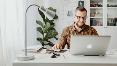 Un étudiant assis devant son ordinateur