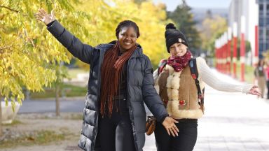 Étudiantes dehors à l'automne
