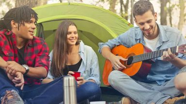 Étudiants qui font du camping