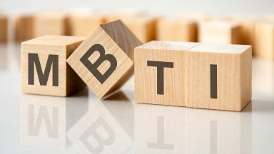 blocs de bois indiquant les lettres MBTI