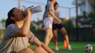 Étudiantes qui font du sport à l'extérieur