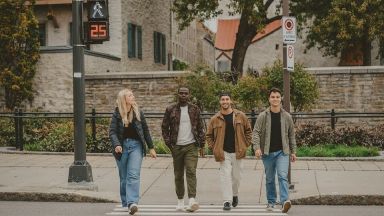 Étudiants marchant dans le Vieux-Québec