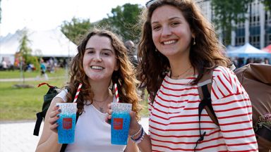 2 étudiantes avec un verre en main