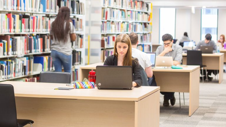Étudiante dans une bibliothèque