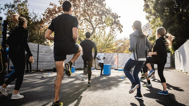 Étudiants pratiquant un sport extérieur