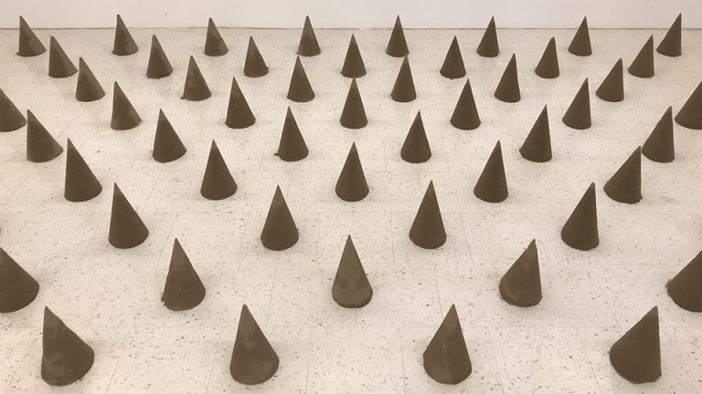 Photo de cones sur le plancher de la Salle d'exposition