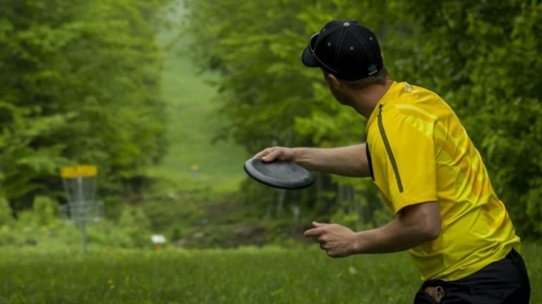 Homme qui pratique le golf disque