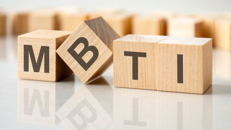 blocs de bois indiquant les lettres MBTI