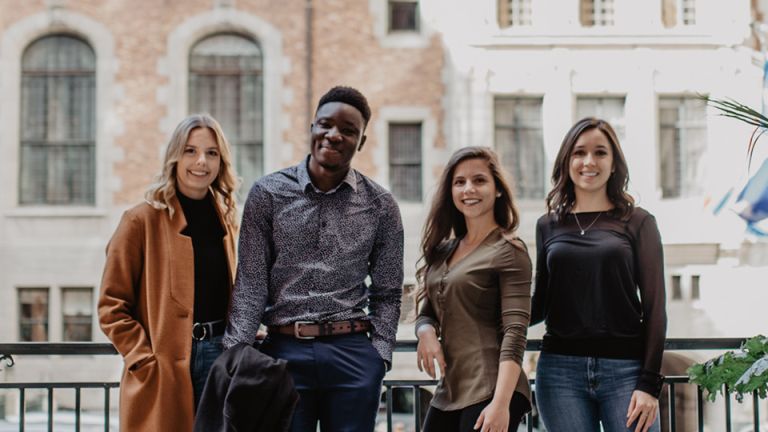 Étudiants devant une rambarde dans le Vieux-Québec