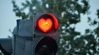 Image par tomgirlby représentant un feu de circulation rouge en forme de coeur.